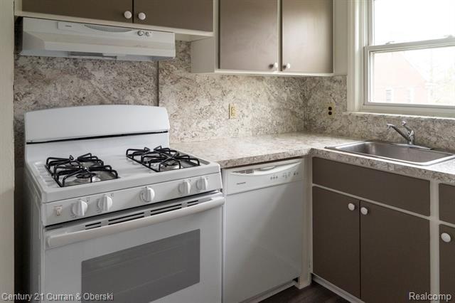 Foto del edificio - 21724 Snow Ave