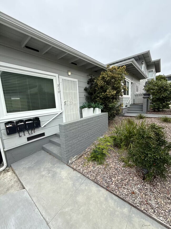 Entrada frontal ajardinada y buzones. - 310 -316 Rosecrans St