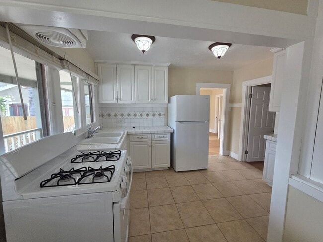 Building Photo - 821 Raymond Ave