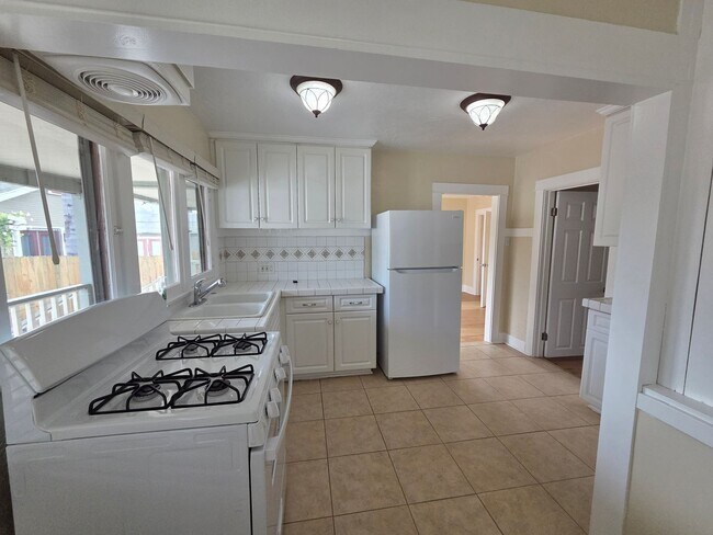 Foto del edificio - 821 Raymond Ave