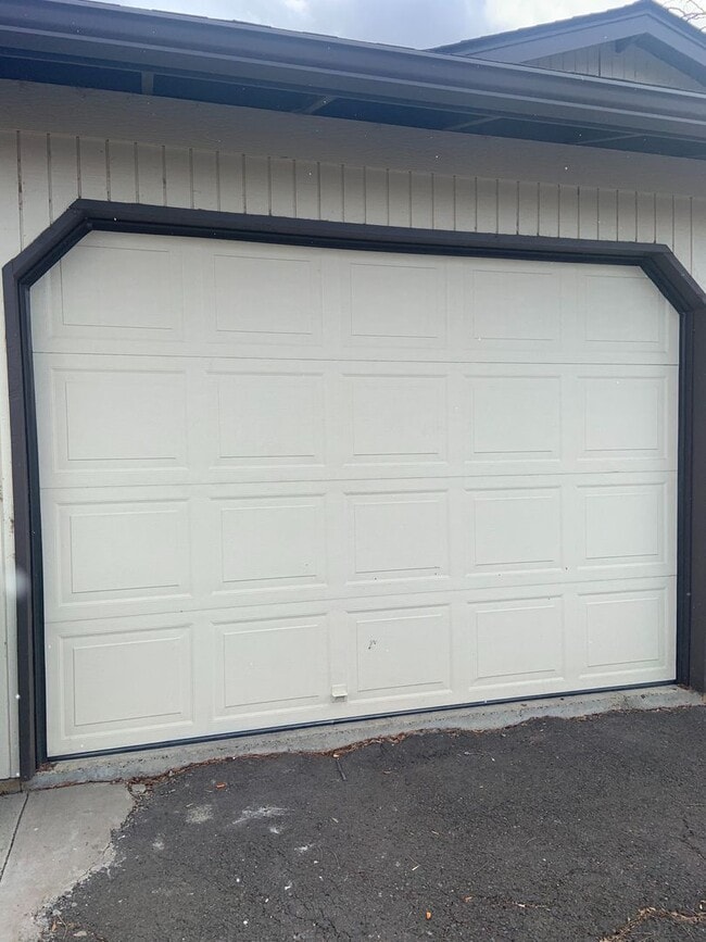 Building Photo - 2 bed, 1 bath Duplex with attached garage