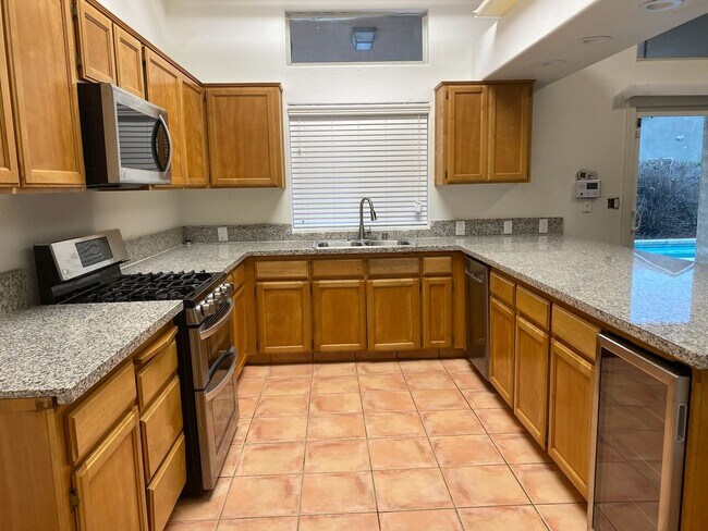 Foto del edificio - 2743 W. CERES CT. - 3 BEDROOM 2 BATH + SMA...