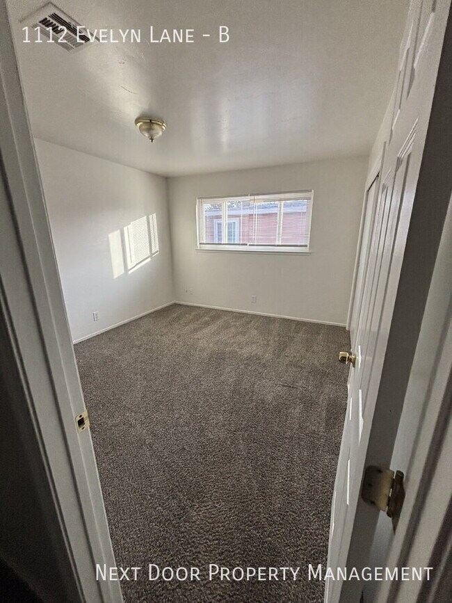 Building Photo - 1112 Evelyn Ln