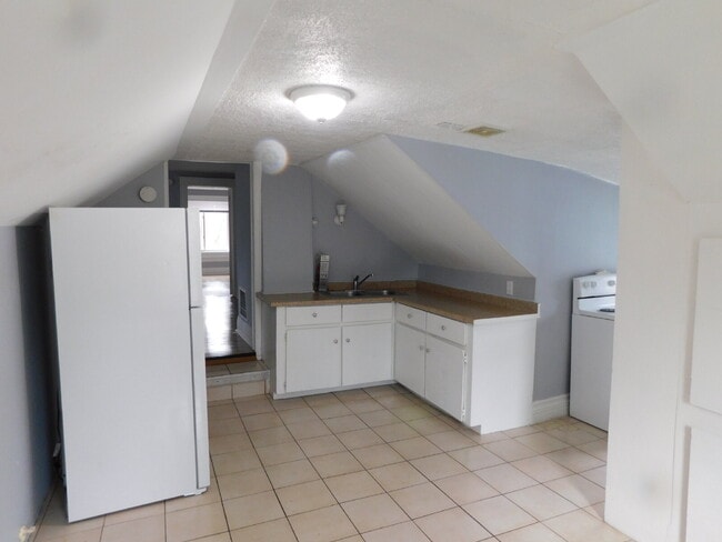 Building Photo - Private Entry Upper Level of Duplex