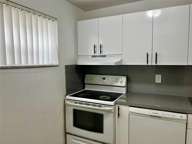 Foto del edificio - 4235 N University Dr