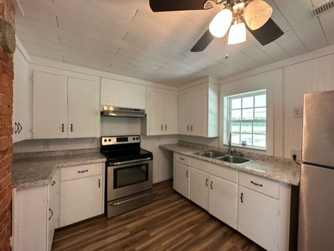 Building Photo - Quiet Country Cottage