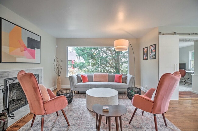 Building Photo - 696 Crescent Blvd