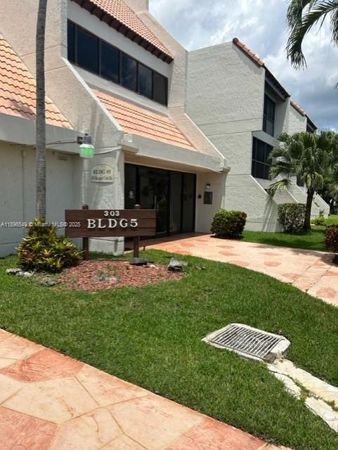 Foto del edificio - 303 Racquet Club Rd