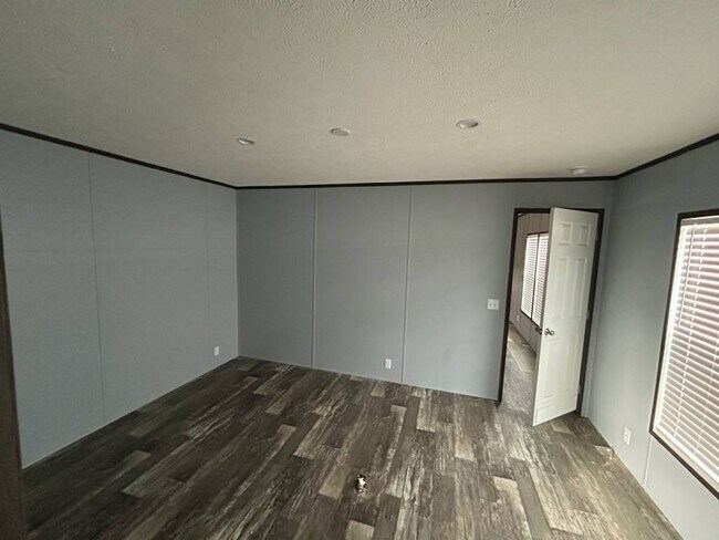Building Photo - 575 Payne Creek