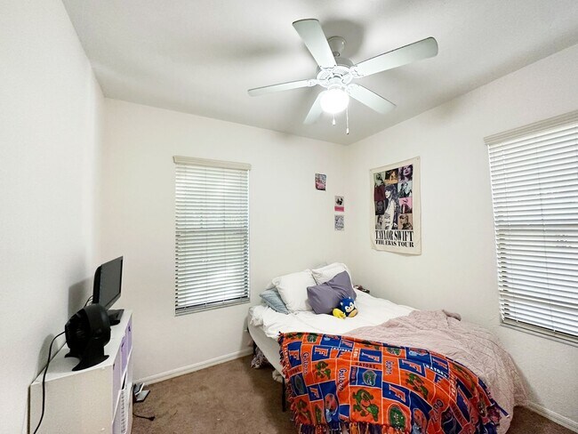 Building Photo - Saint Charles - Luxury 2 Bedroom, 2 Bathroom Condo