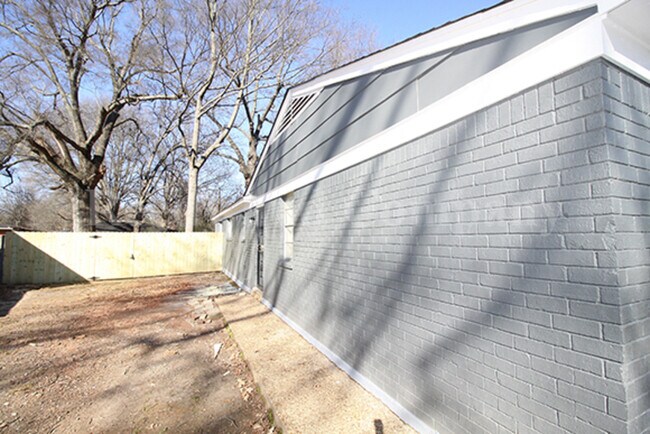 Foto del edificio - 1397 N Graham St