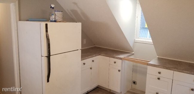 Foto del edificio - 2 br, 1 bath Apartment - 300-1/2 W. 13th St.