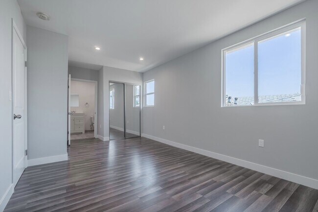 Building Photo - 4020 Stevely Ave