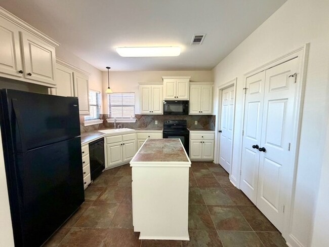 Foto del edificio - 40524 Cross Ridge Ave