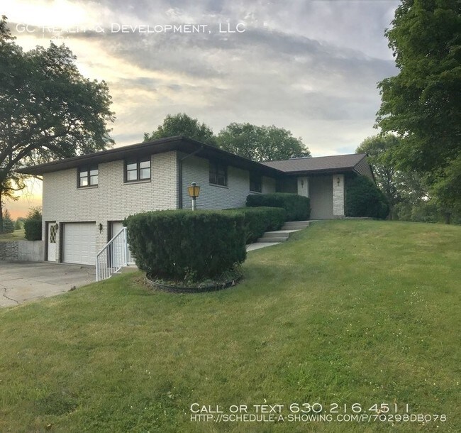 Building Photo - 3 BEDROOM BRICK RANCH / PET FRIENDLY CORNE