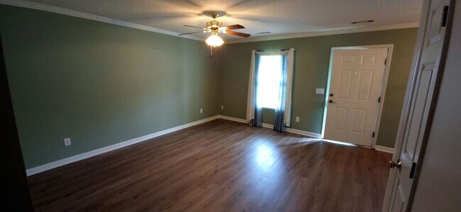 Foto del edificio - Great one level home close to shopping and highway