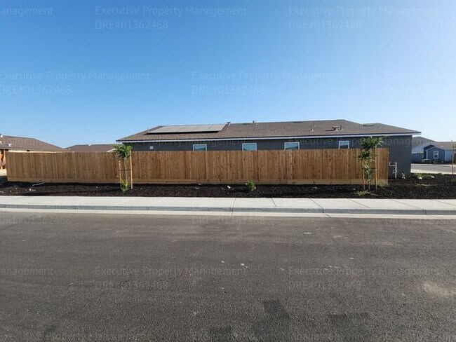 Foto del edificio - Newly constructed 4 bedroom/ 3 bathroom co...
