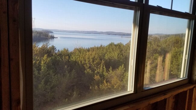 Building Photo - Lakeside Condo