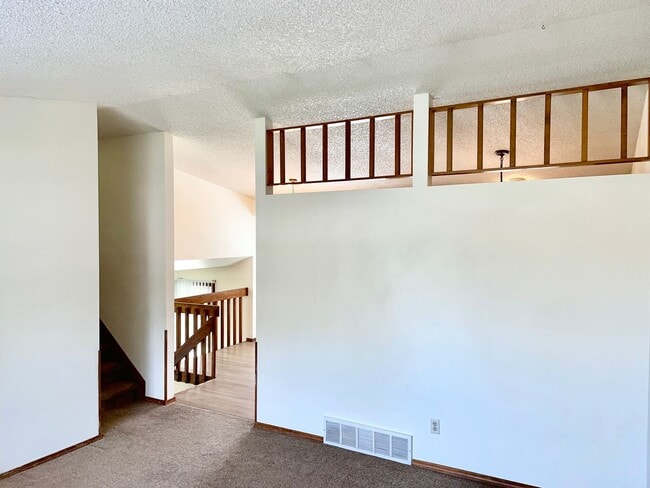 Building Photo - 3 Bedroom Home Right Off the Powers Corrid...