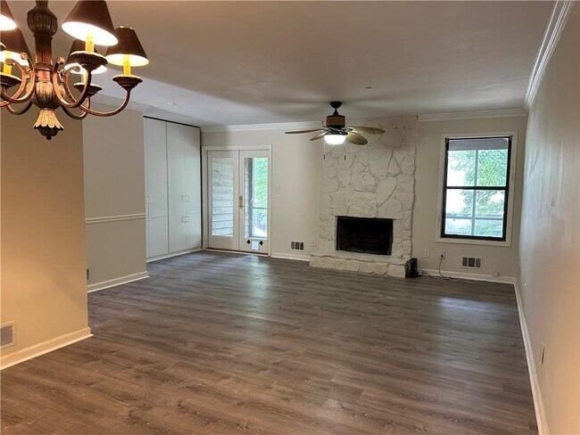 Building Photo - 520 Gardenia Ln NE