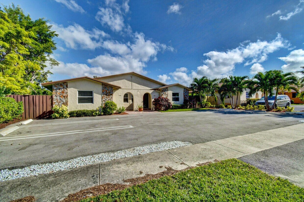2980 SE 2nd St, Boynton Beach, FL 33435 Townhome Rentals in Boynton