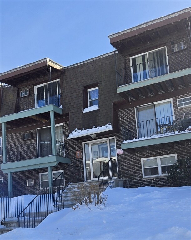 Building Photo - 668 Robbins Ave