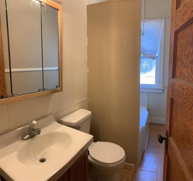 Building Photo - Apartment in Washington; Utilities Included