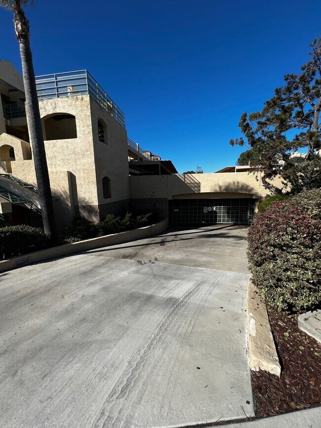 Foto del edificio - Spacious 2 BD, 2 BA Condo in University Ci...