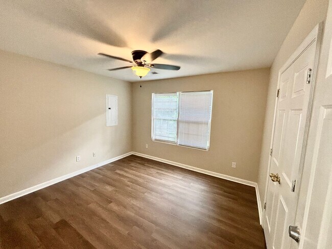 Foto del edificio - Burgess Ln.