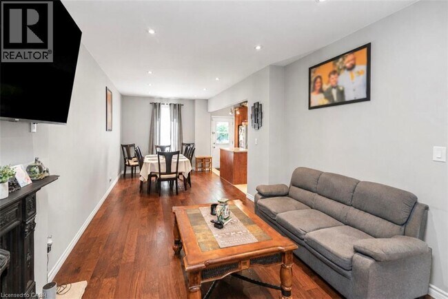 Photo du bâtiment - 38 Fairleigh Ave N