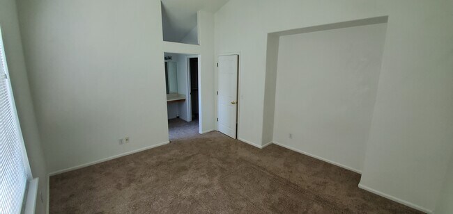 Building Photo - 548 Hampstead Ave