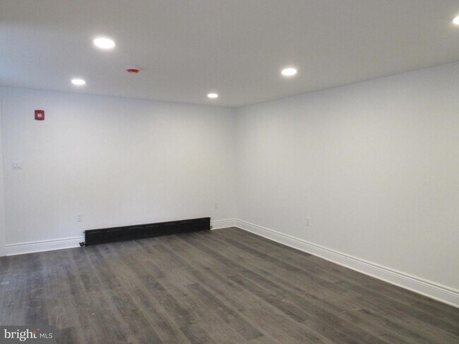 Building Photo - 708 Oak Ln