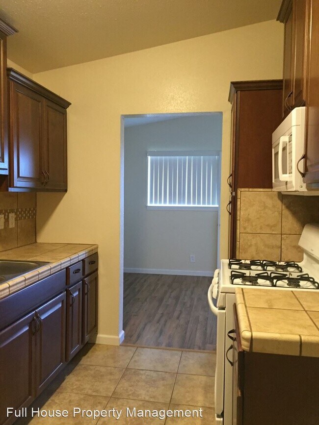 Building Photo - 3 br, 2 bath House - 884 Putnam