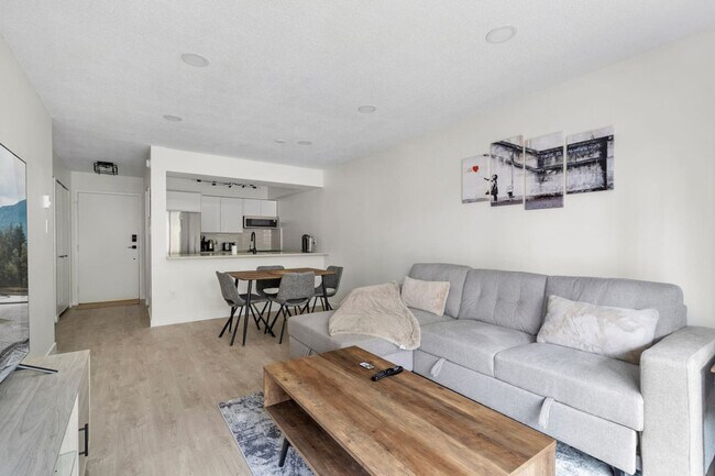 Photo du bâtiment - 360 E 2nd St