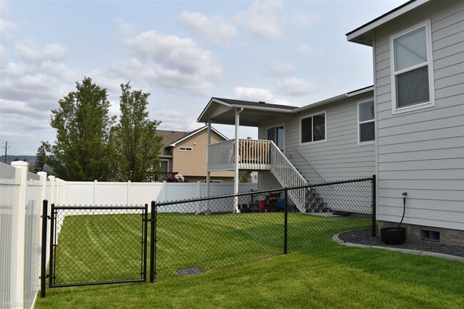 Building Photo - 3 br, 2 bath Duplex - 1403 North Coach Drive