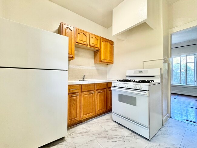 Building Photo - 532 S Coronado St