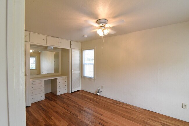 Building Photo - "Charming Retreat: Cozy 2-Bed, 1-Bath Gem ...