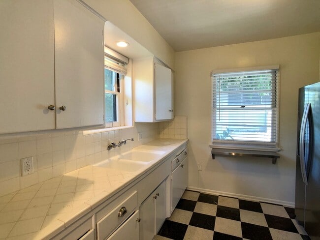 Foto del edificio - Bright, Spacious 2Bd 1Ba Unit within walking distance of UCLA and Westwood Village