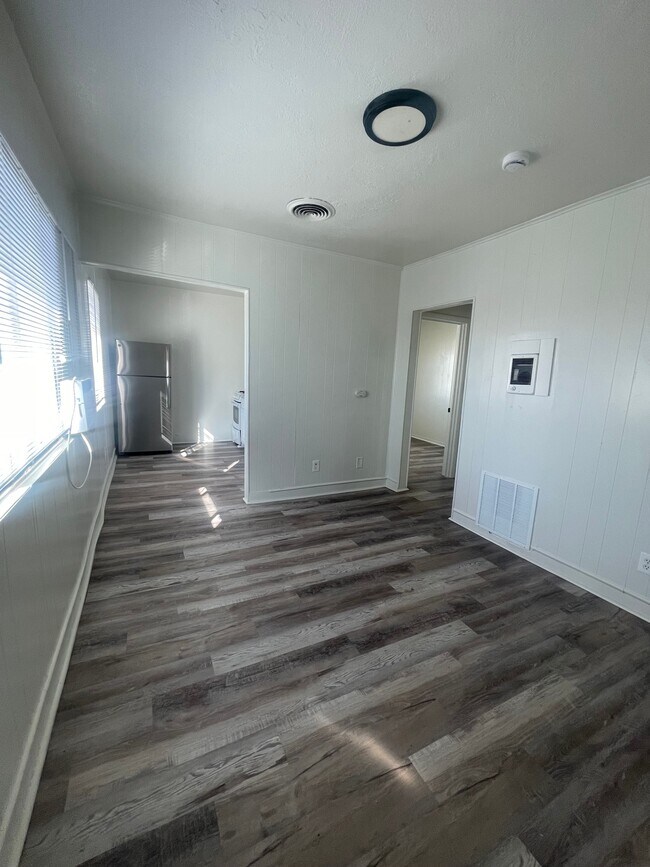 Building Photo - 1291 E Villa Vis Ave