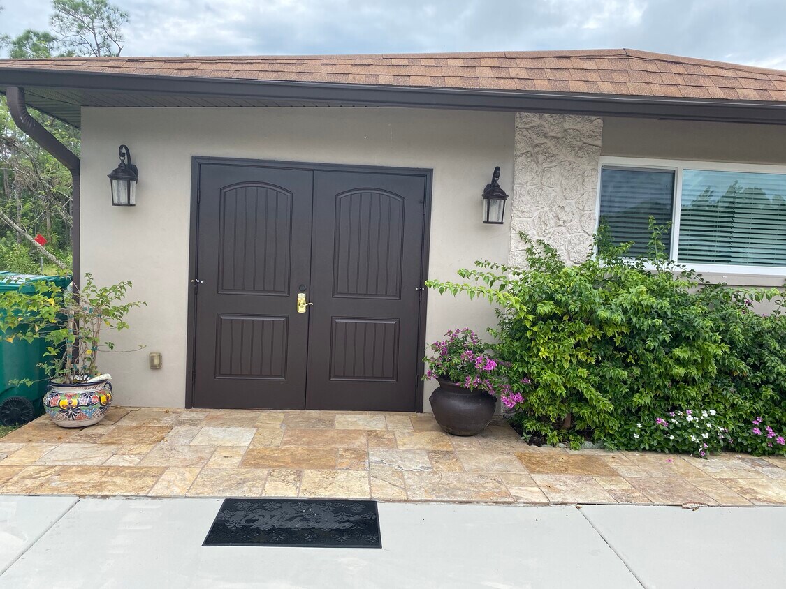 Recepción con entrada independiente - 493 Castle Dr