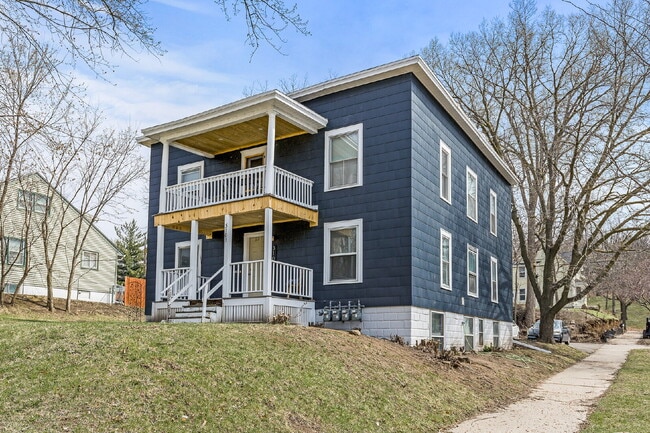 Building Photo - Renovated 2BR Apartment in NE MPLS – Walk ...
