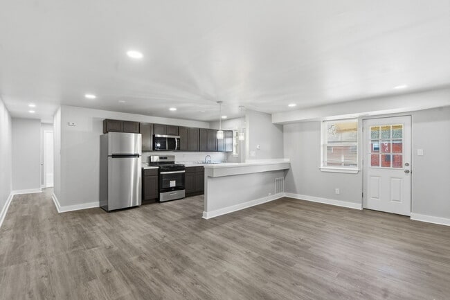 Building Photo - The Courtyards at Bensalem