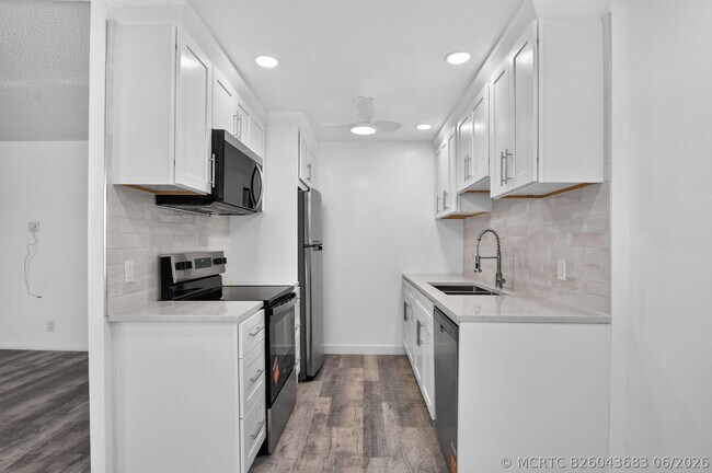 Building Photo - 3045 Cornwall C