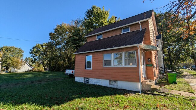 Foto del edificio - Welcome to this single-family home located...