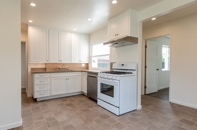 Building Photo - 8421 Barnsley Ave