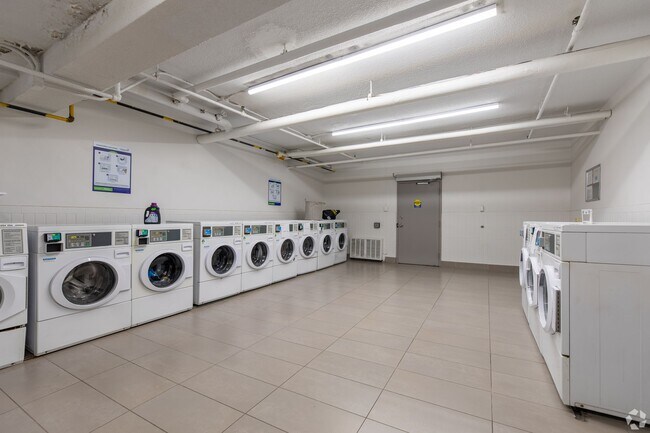 Photo du bâtiment - 230 Oak St