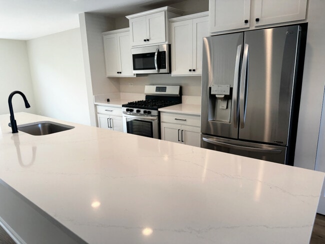 Building Photo - 208 Goldenrod Dr