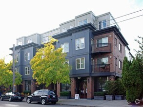 Building Photo - 1909 10th Ave W