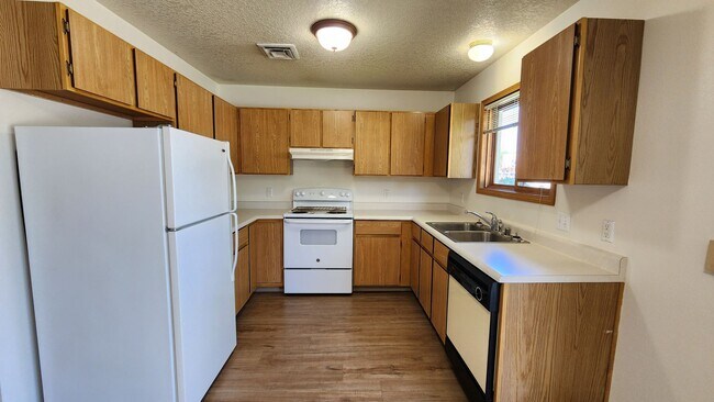 Building Photo - EAT2417
