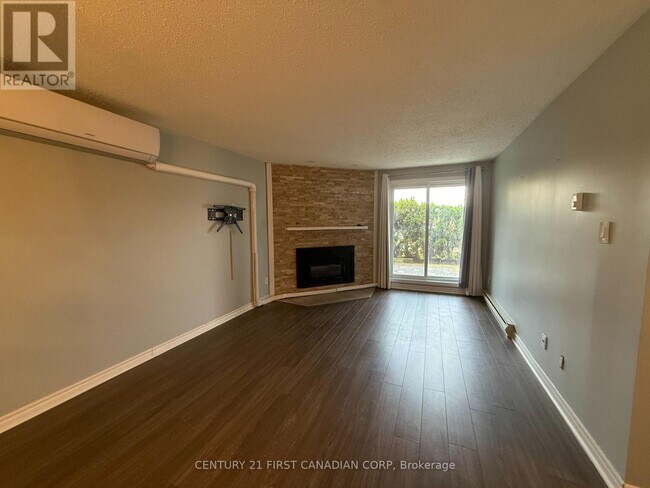 Photo du bâtiment - 725-725 Deveron Crescent